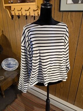 Old Navy Black & White Striped Long-Sleeve Top